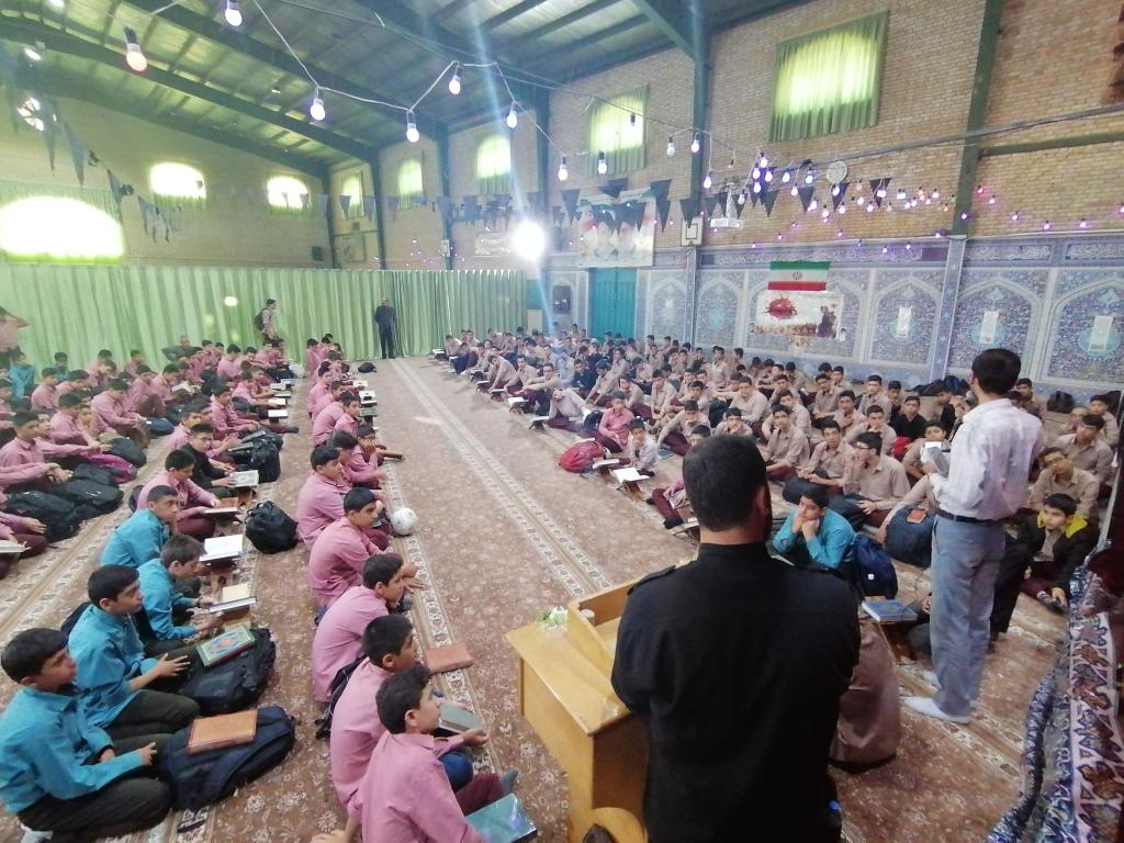 محفل انس با قرآن با قرائت دانش آموزان مدرسه،سه شنبه های هر هفته